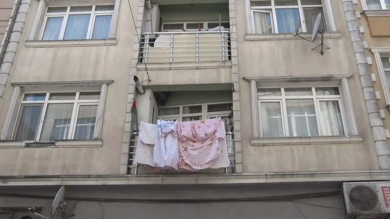 Fatih’te korku dolu anlar: 4 yaşındaki Muhammed’in pencereden düşüşü mahalleyi yasa boğdu