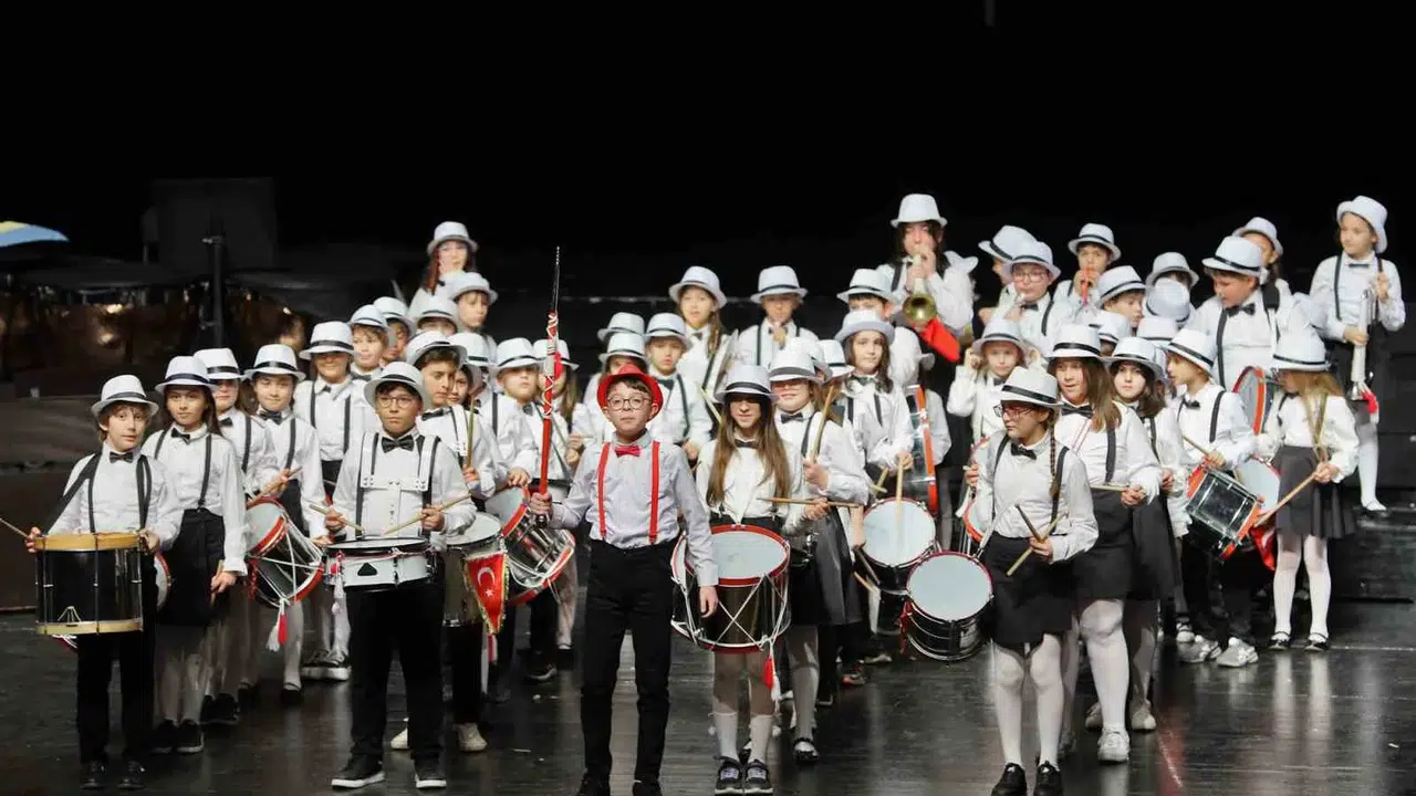 Sahne onların, alkışlar geleceğin yıldızlarına: 23 Nisan coşkusu senfoniyle taçlandı