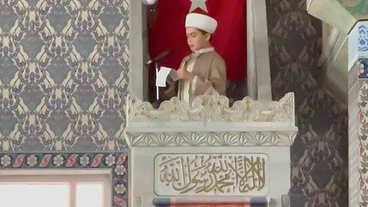 Minberde bir çocuk: 13 yaşındaki Fatih’in cuma hutbesi cemaati mest etti