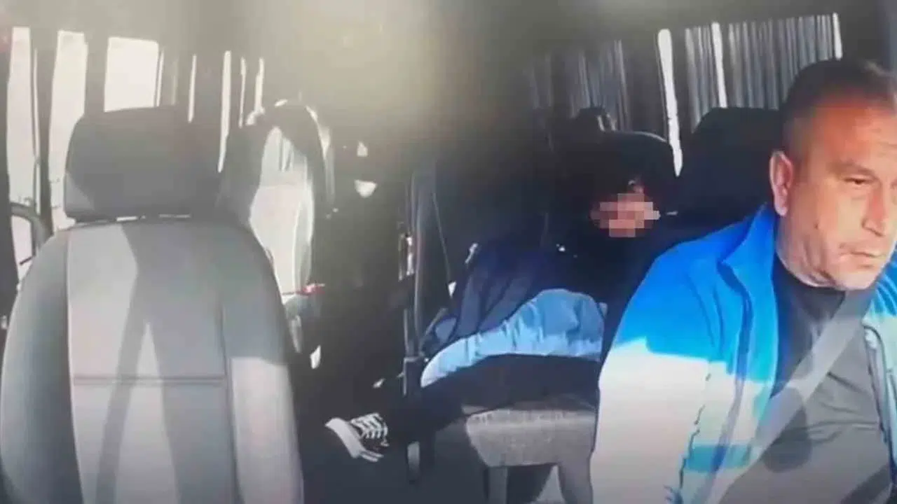 Servis minibüsünde dehşet anları: Emniyet kemeri takılı değildi, çarpmanın şiddetiyle koridora savruldu