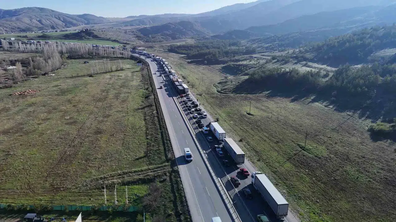 Kayseri-Sivas yolunda ulaşım durdu: Devrilen tır kilometrelerce kuyruk oluşturdu