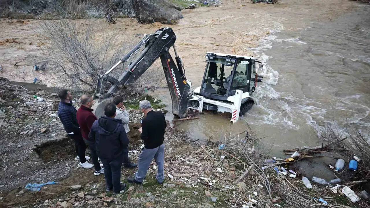 Mutki'de dereye kapılan kepçe yürekleri ağza getirdi: Saniyeler içinde sulara gömüldü