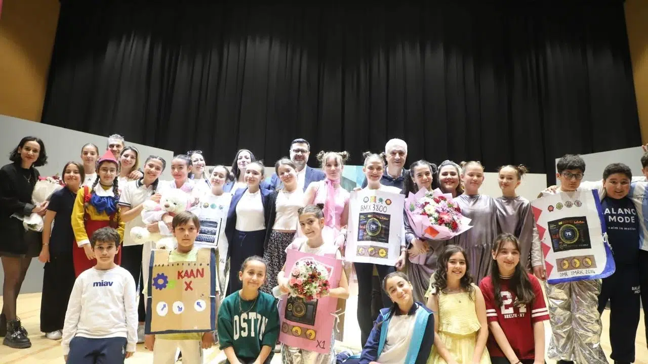 Sahne tozunu yutan minikler devleşti: Turgutlu’da tiyatro şöleni