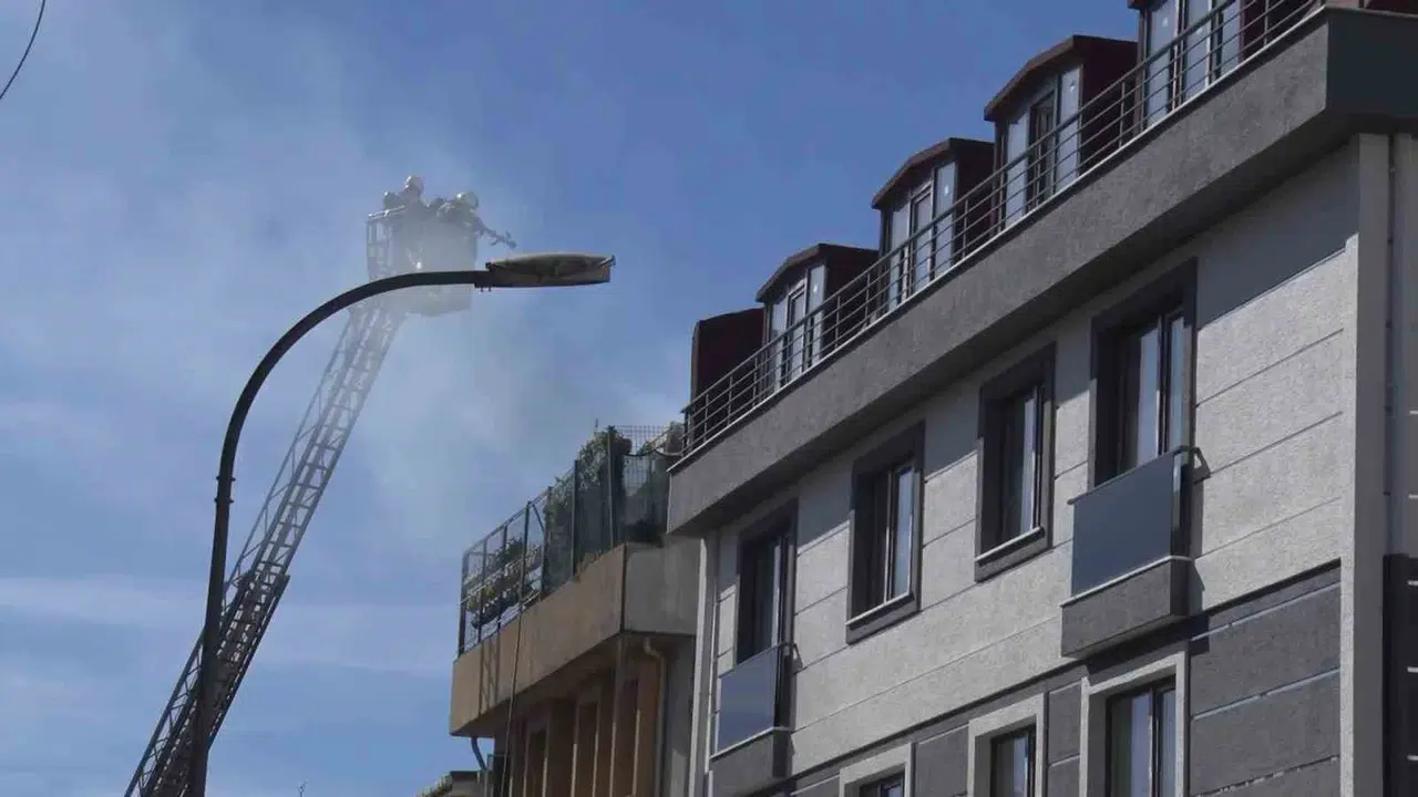 Üsküdar’da tadilat faciası: 5 katlı binanın çatısı alevlere teslim oldu