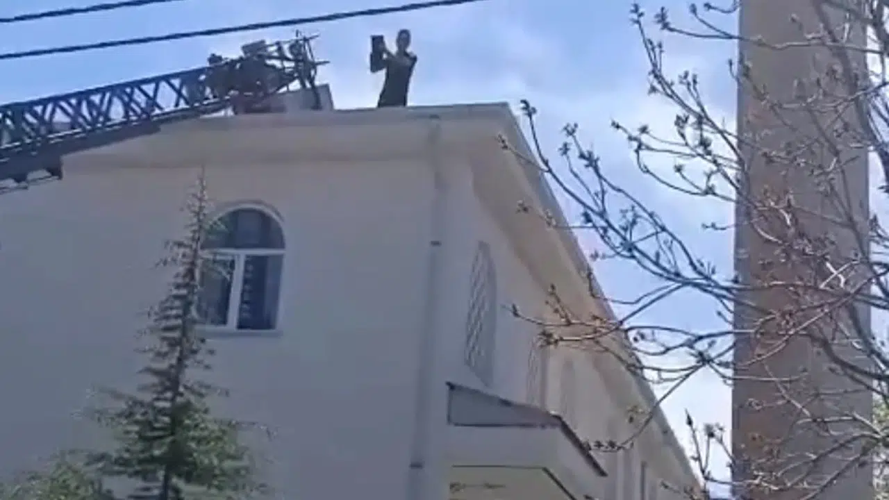 Cami çatısında mahsur kalan minik dostun imdadına itfaiye yetişti