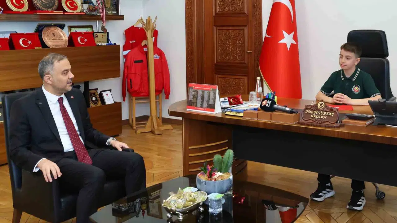 Onikişubat’ta 23 Nisan sürprizi: Minik başkanın ilk icraatı halı saha oldu