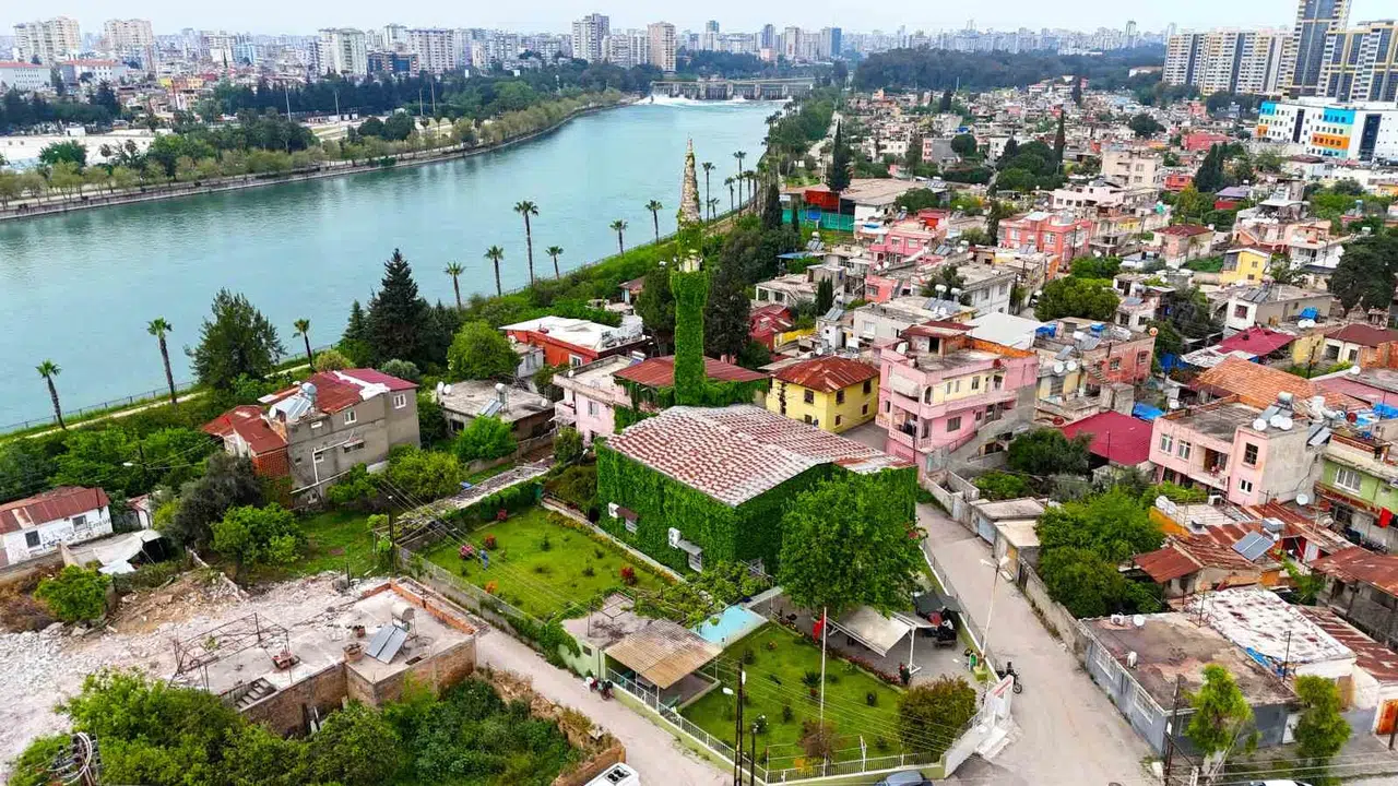 Adana'nın saklı cenneti: Yeşil Cami baharı selamladı
