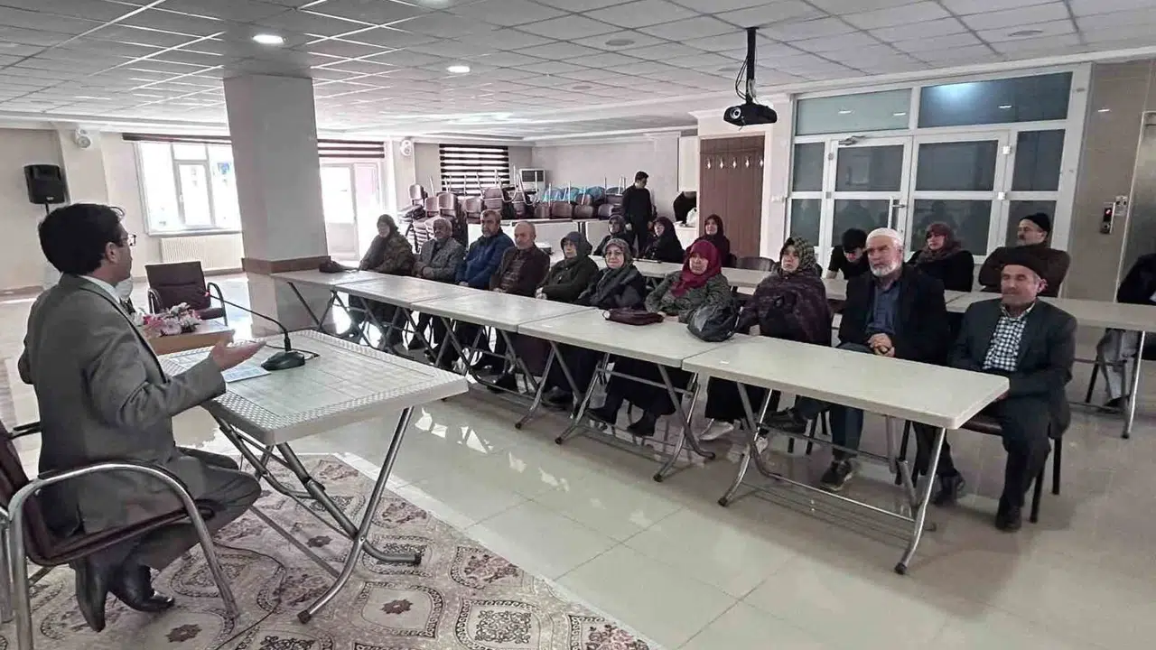 Kutsal topraklara gitmek için gün sayıyorlar: Bozkır’da hacı adaylarına kapsamlı rehberlik