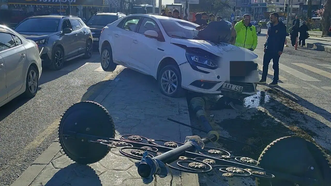 Van'da direksiyon hakimiyeti kayboldu: Aydınlatma direğine çarpan sürücü hastanelik oldu