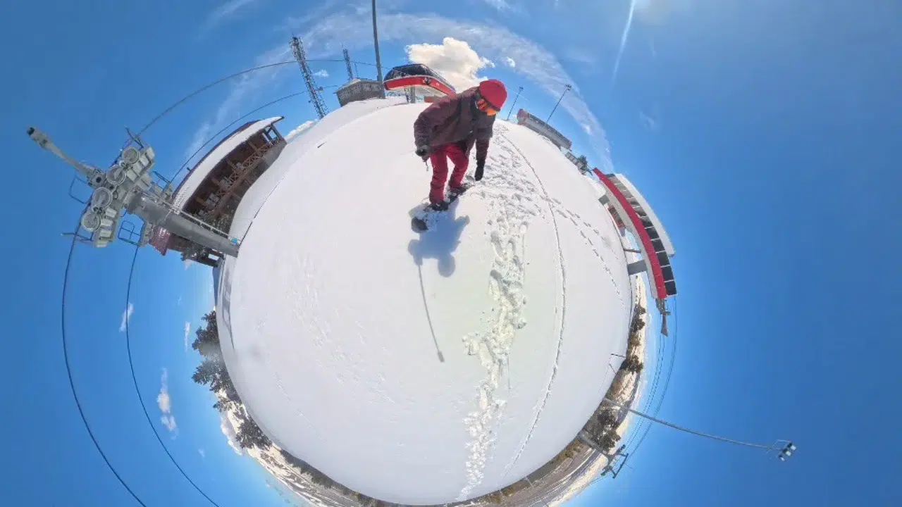 Nisan ayında kayak keyfi: Zirveye yürüyerek çıktılar, snowboard ile süzüldüler