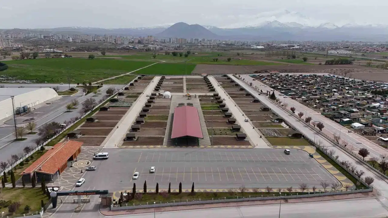 Sıralarından kalkıp toprağa dokundular: Geleceğin ziraatçıları Kayseri’de sahaya indi