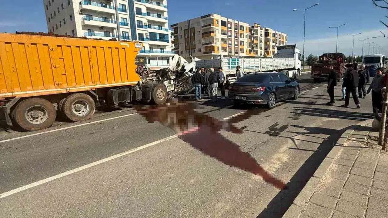 Mardin'de dehşet anları: Kamyon ile tırın çarpıştığı kazada araç ikiye bölündü