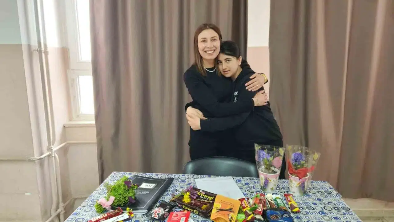 Sivrice’de duygusal anlar: Öğrencilerin vefa dolu sürprizi öğretmenleri mest etti