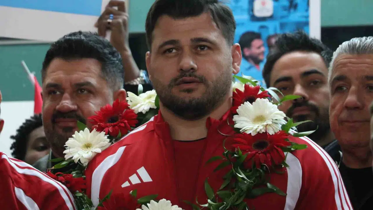 Tarihi rekorun sahibi Rıza Kayaalp yuvaya döndü: Kızıyla güreş diyaloğu gülümsetti