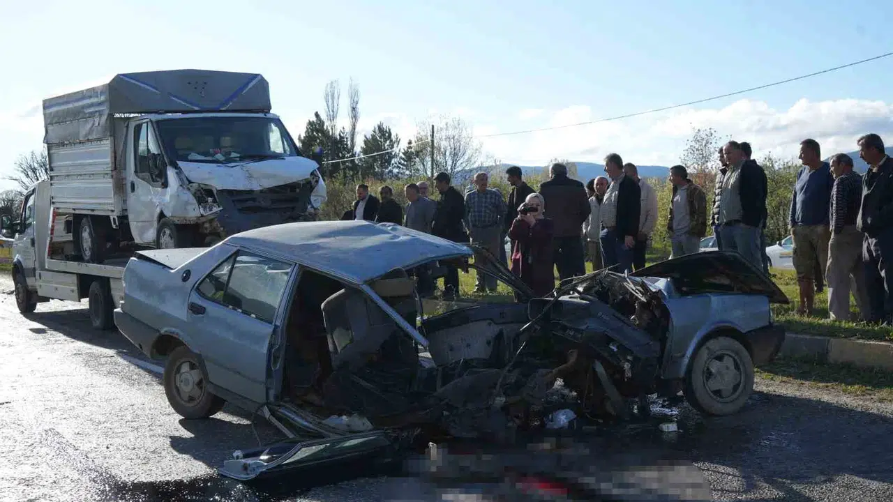 Kastamonu'da dehşet anları: Kamyonetle çarpışan otomobil ortadan ikiye ayrıldı