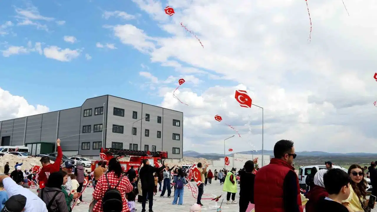 Fabrika bacalarının gölgesinde çocuk kahkahaları: Kütahya OSB'de gökyüzü renk cümbüşüne döndü