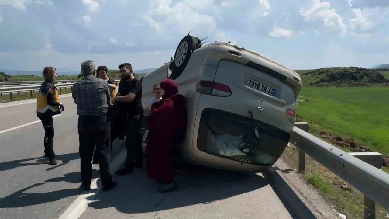 Ölümden döndüler: Lastiği patlayan minibüs ortalığı savaş alanına çevirdi