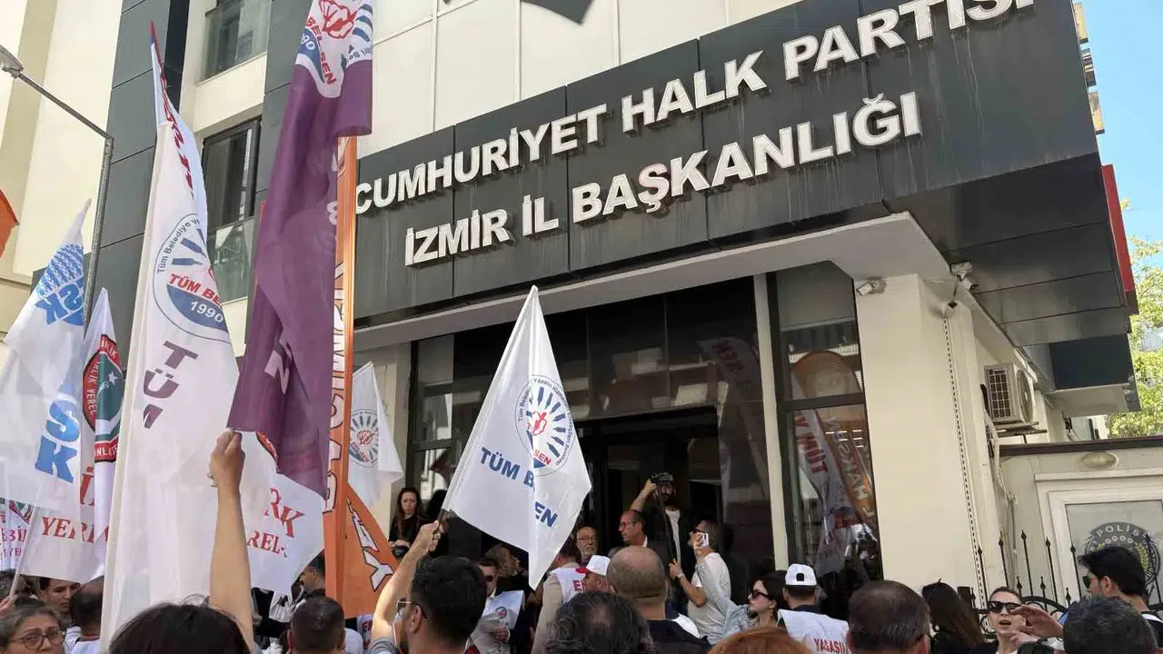 İzmir’de belediye koridorlarında SDS krizi: Memurlar seslerini CHP İl Başkanlığı önünde yükseltti
