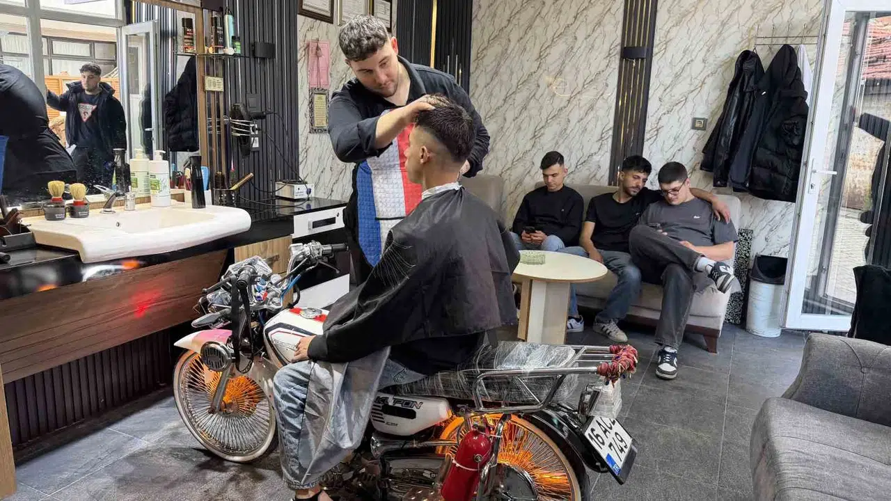 Makas sesleri motor gürültüsüne karıştı: Berber koltuğunu motosiklete çevirdi, dükkan dolup taşıyor