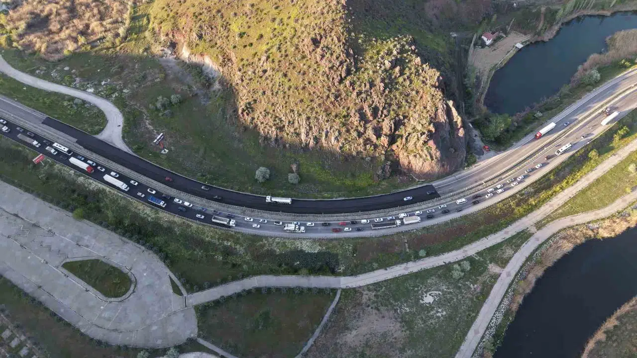 Kırıkkale'de korkutan kaza: Trafik kilitlendi, o anlar havadan böyle görüntülendi