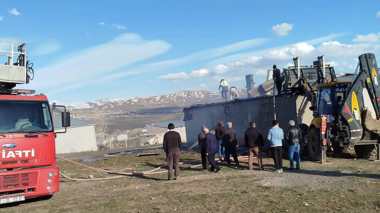 Van’da soba dehşeti: Alevler evi küle çevirdi, ekipler saatlerce ter döktü