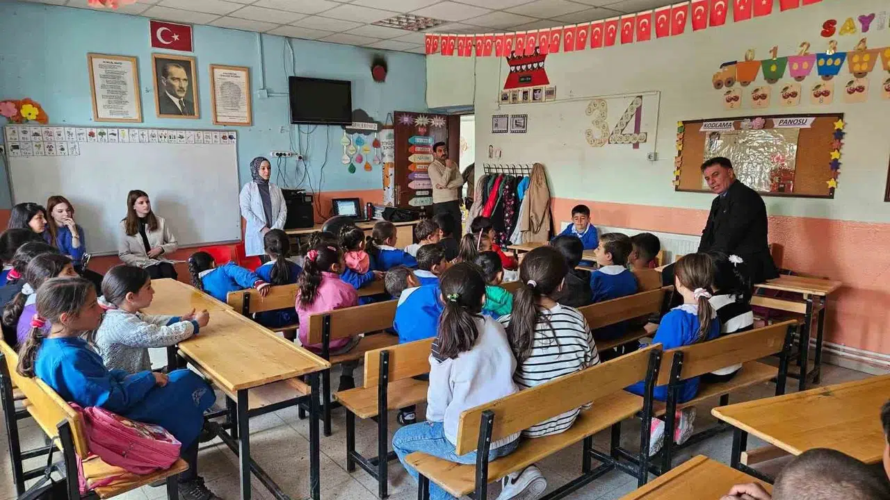 Diyadin’de minik yüreklerden büyük mesaj: Öğretmene şiddete karşı gül uzattılar