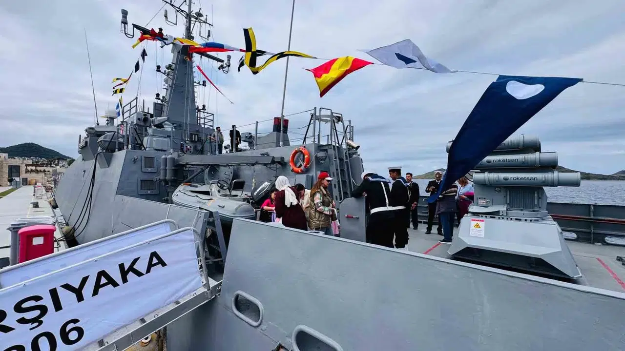 Denizciler çocuklarla buluştu: Bodrum’da 23 Nisan coşkusu güvertede yaşandı