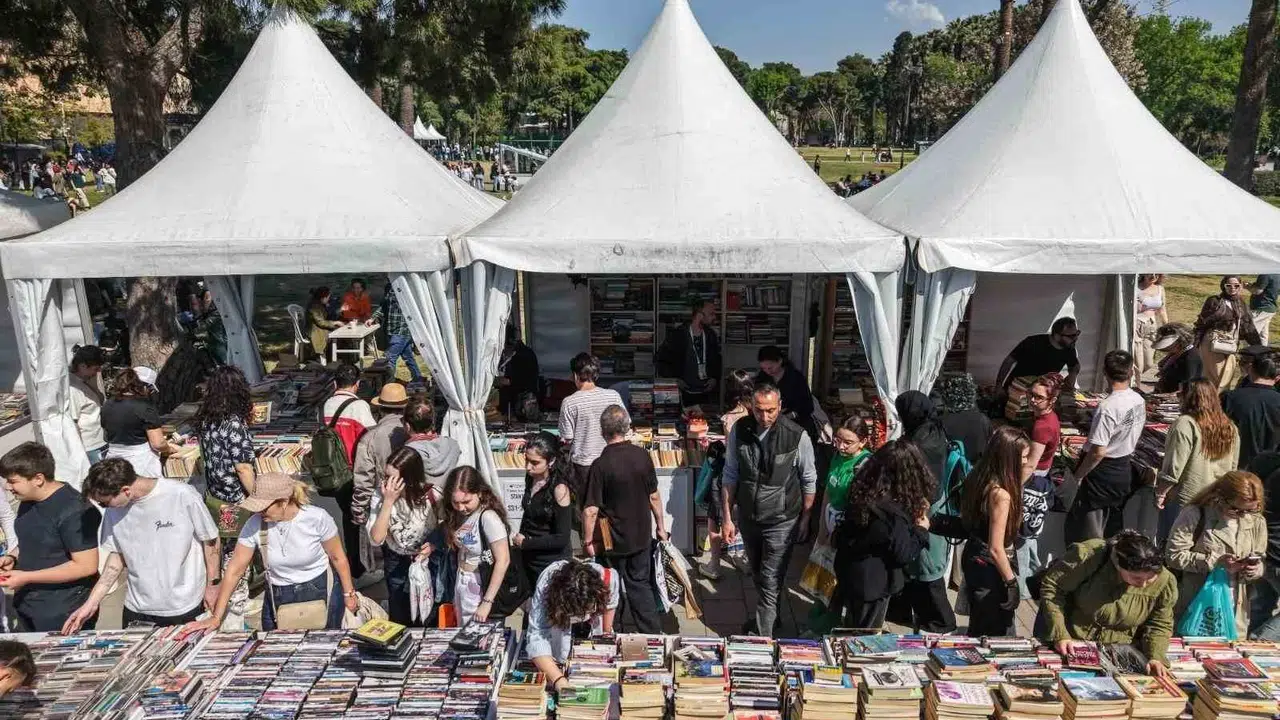 İzmir’in Kültürpark’ı 10 gün boyunca edebiyatın başkenti oldu: İZKİTAP’ta final coşkusu