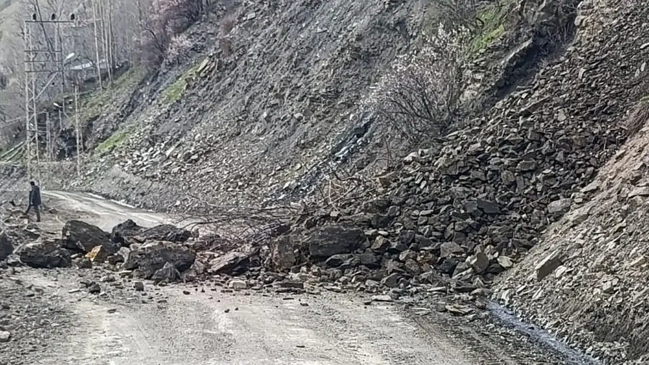 Bahçesaray’da korkutan heyelan: Facianın eşiğinden dönüldü