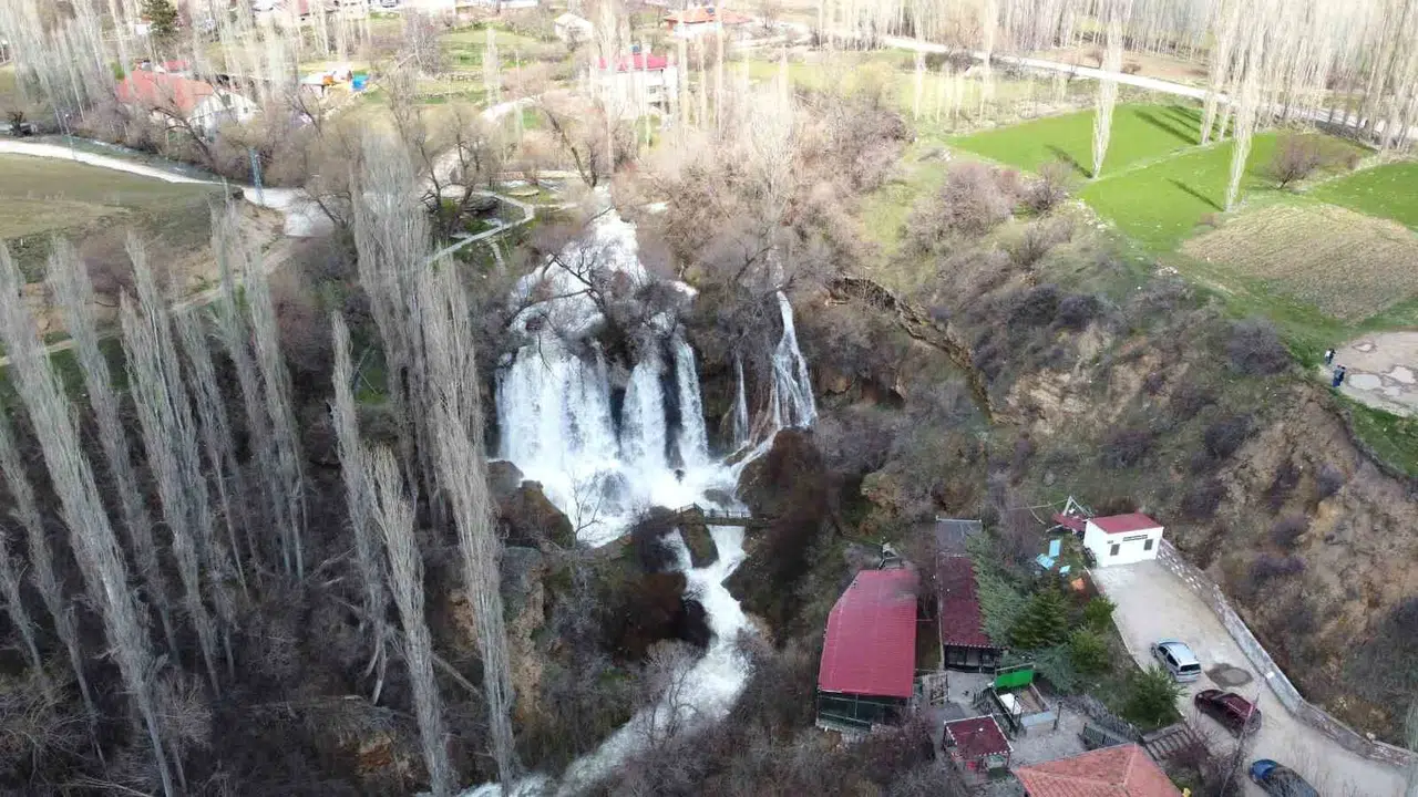 Doğa tutkunlarının yeni rotası oldu: Sızır Şelalesi coştu, ziyaretçi akınına uğradı