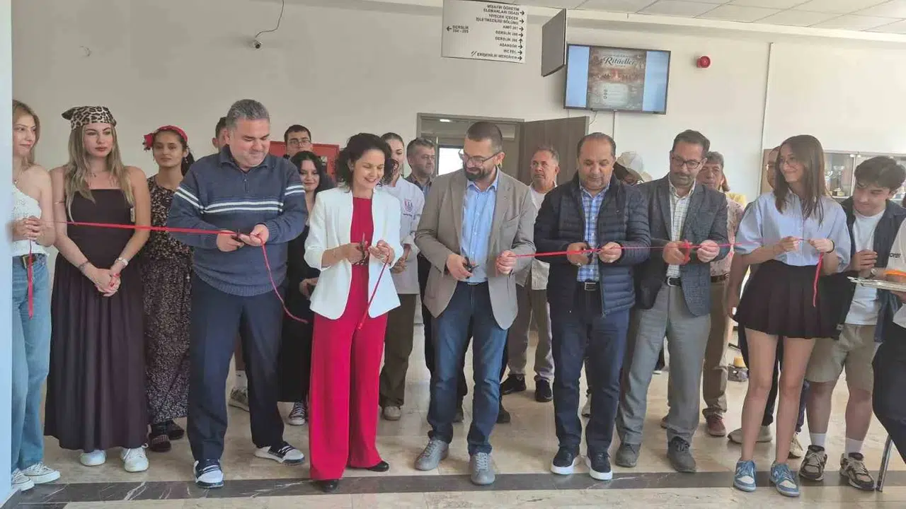 Anadolu'nun gizemli dünyası üniversite koridorlarına taşındı: Genç rehberlerden büyüleyici ritüeller sergisi