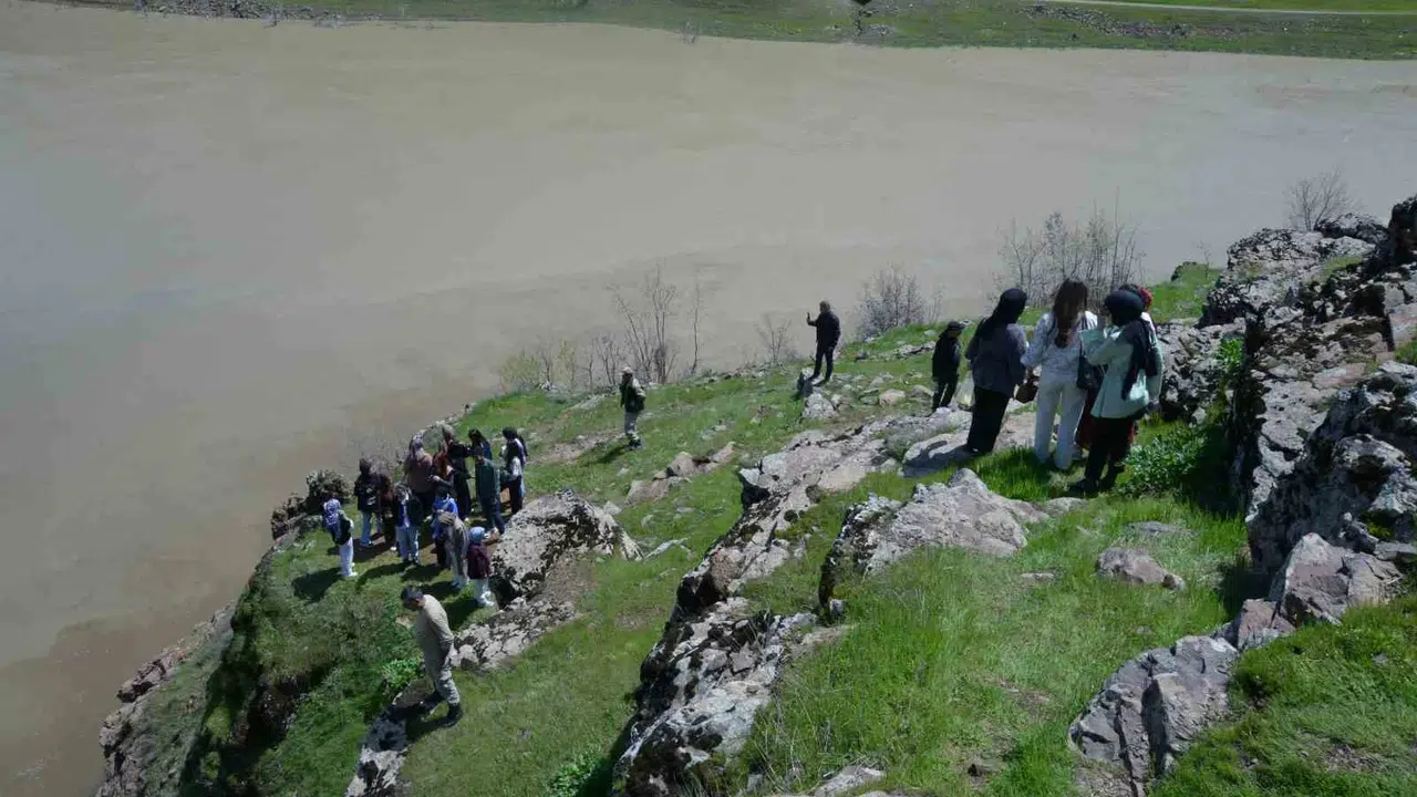 Objektiflerini Muş’un güzelliklerine çevirdiler: Üniversiteliler hem fotoğraf çekiyor hem şehri keşfediyor