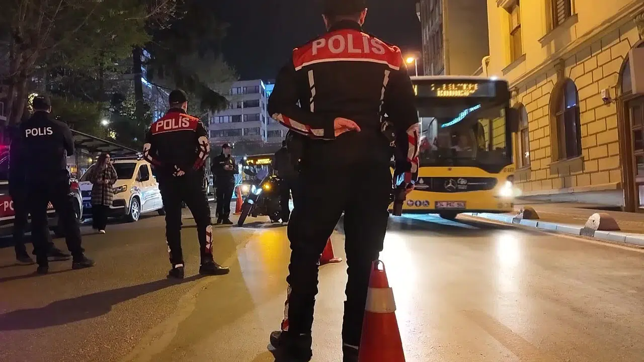 Kadıköy’de huzur operasyonu: Altıyol’da kuş uçurtulmadı