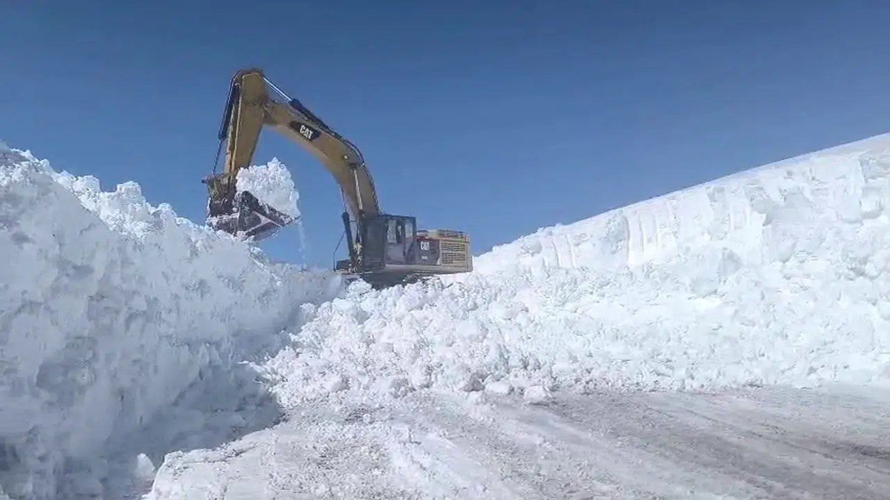 Baharın gelişi Erzurum’un zirvesine uğramadı: 7 metrelik kar duvarlarını aşmak için zamana karşı yarışıyorlar