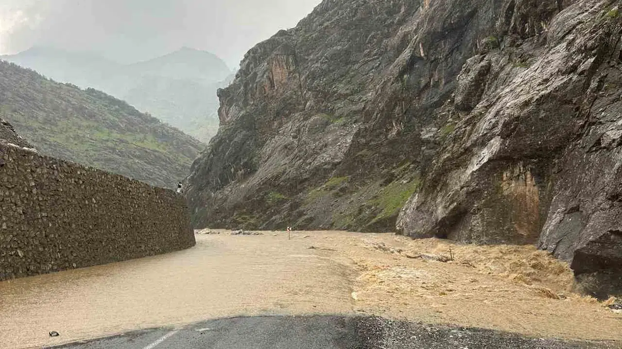 Hakkari'de ulaşım felç: Derecik-Şemdinli yolu 48 saattir kapalı