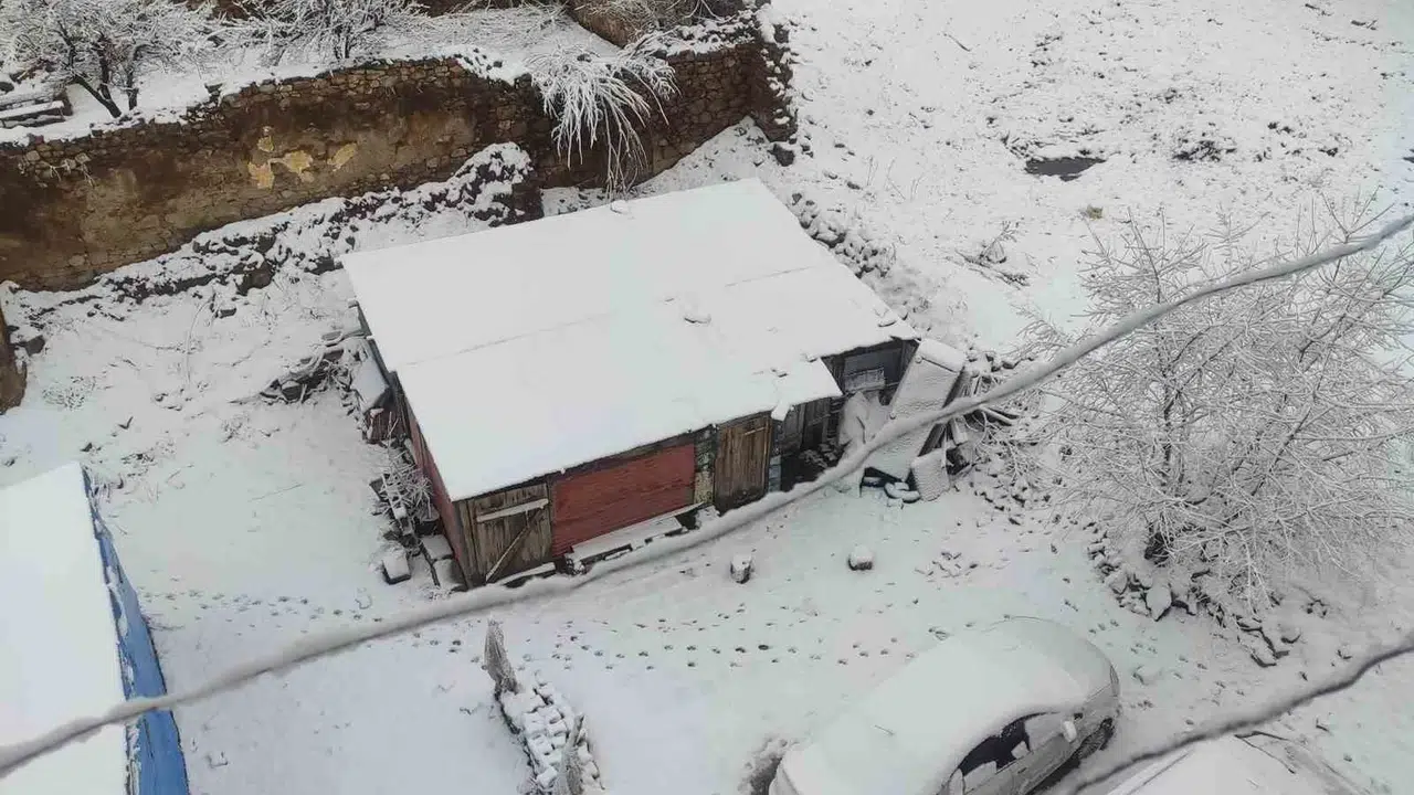 Baharın müjdecisi beklenirken kış geri döndü: Demirözü’nde nisan ayında kar sürprizi