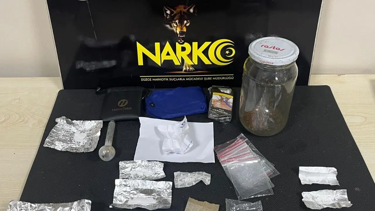 Suç dosyaları kabarık iki zehir taciri Düzce’de yakayı ele verdi: Adliye kapısında son buldu