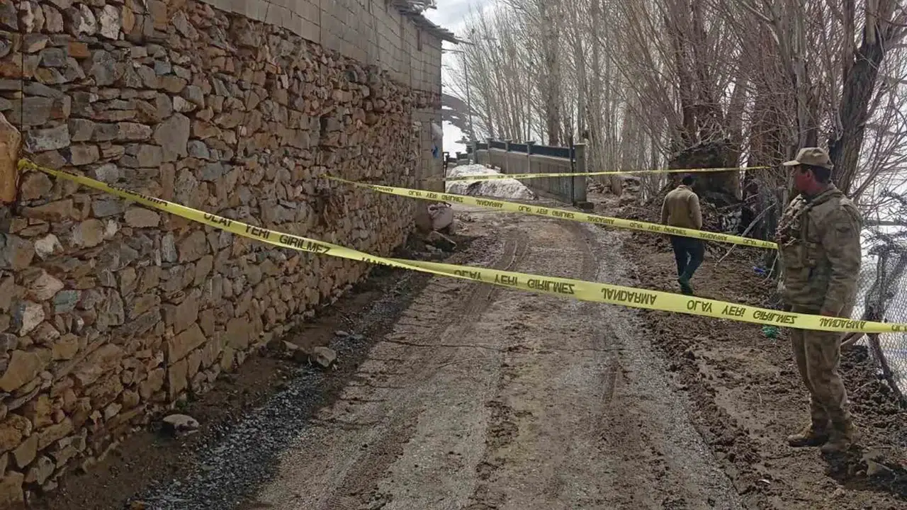 Van'da korkutan tehlike: Yağışlar vurdu, ahır için acil önlem alındı