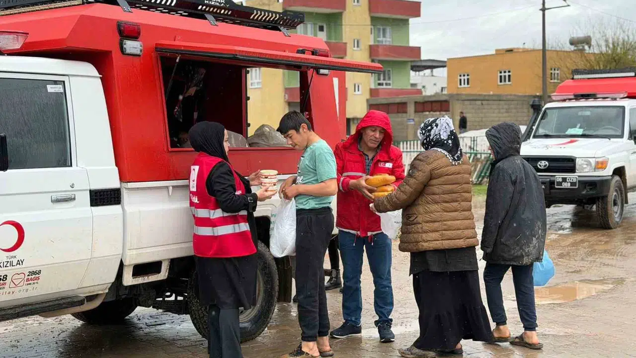 Siirt’te selin yaraları sarılıyor: Kızılay’dan mağdur vatandaşlara sıcak destek