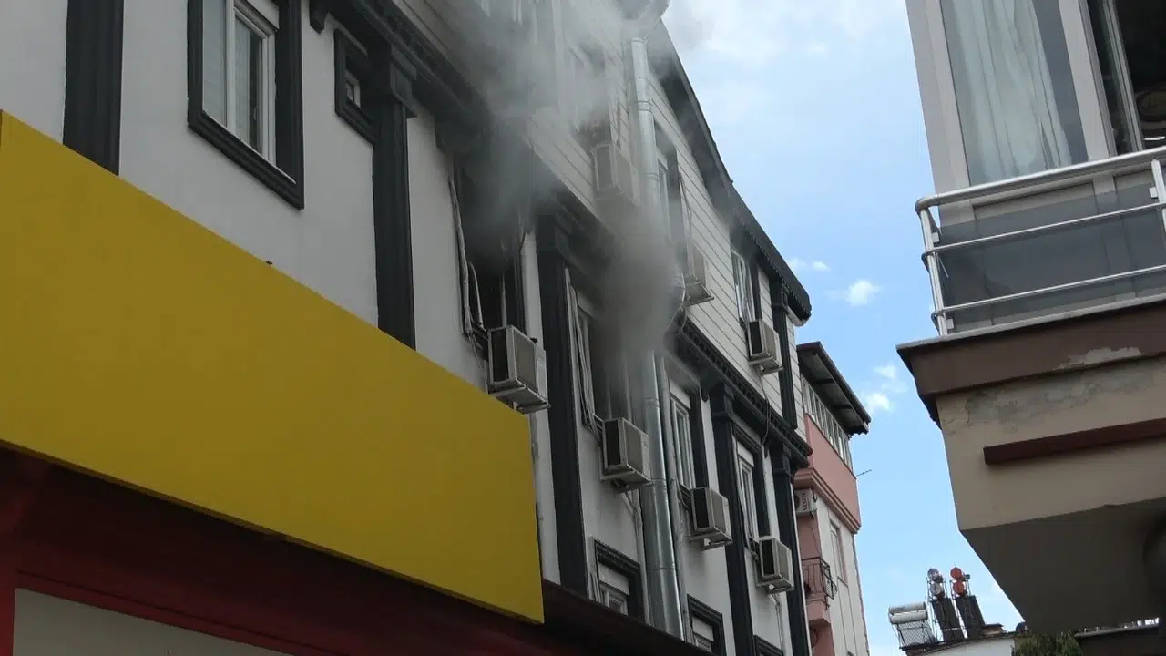 Antalya’da öğrenci evinde panik dolu anlar: İtfaiye merdiveniyle kurtarıldılar