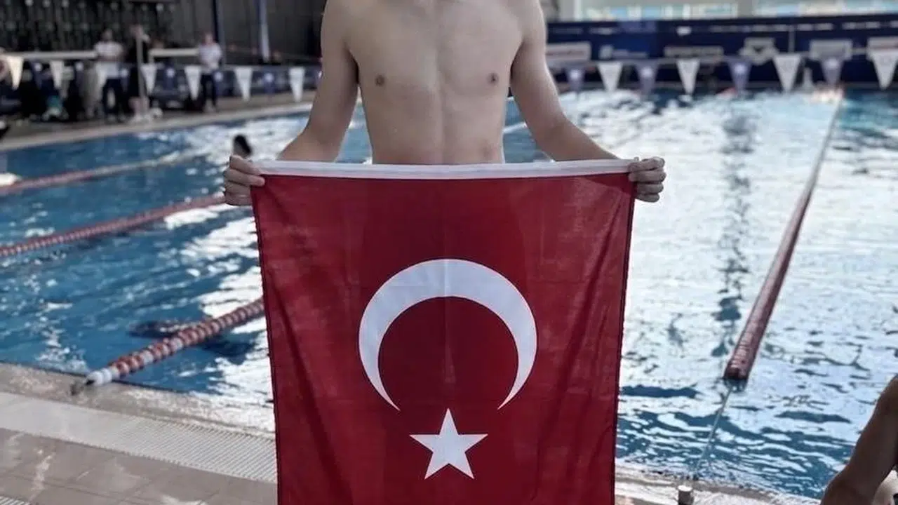 Havuzun yeni yıldızı Edirne’den çıktı: Mehmet Sarhanlı dört altın madalyayla zirveye kuruldu