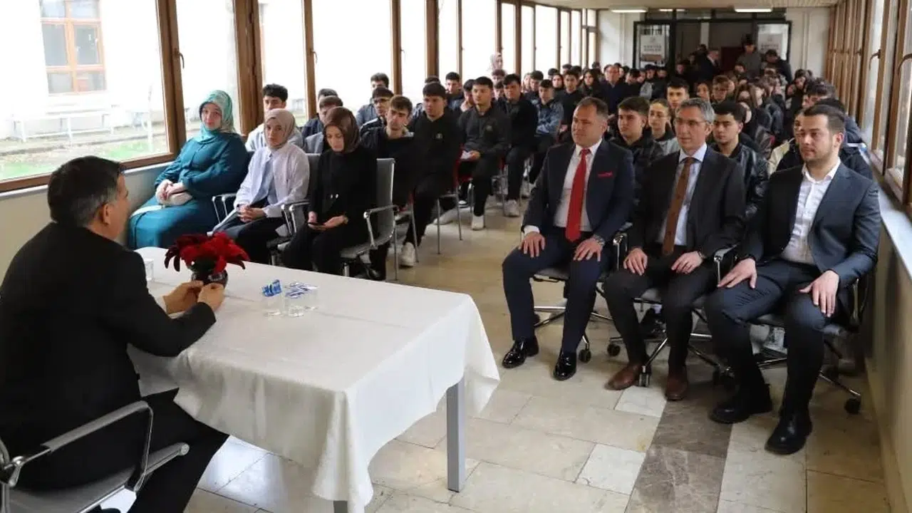 Geleceğin mimarı gençler Bayburt Lisesi'nde buluştu: Başarıya giden yolun haritası çizildi