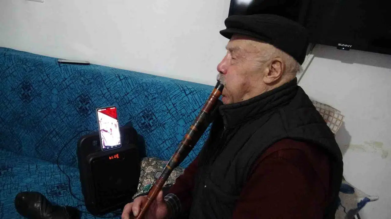 Dertli nefesiyle gurbete şifa oluyor: 76 yaşındaki Keleş Dayı’nın kavalından dökülen Anadolu ezgileri