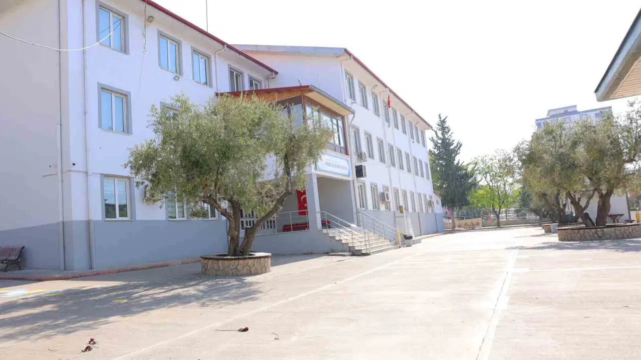 Gözyaşlarının susturduğu okul: 23 Nisan’da Ayser Çalık Ortaokulu’nda derin sessizlik