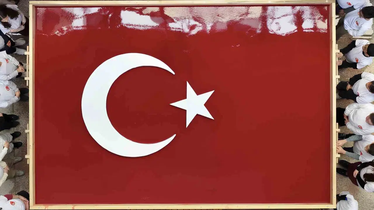 SEKA’nın tarihi dokusunda dev eser: Kağıttan Türk bayrağı rekor denemesine imza attı