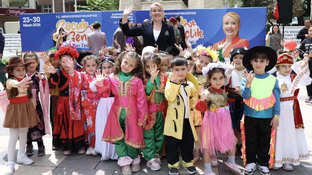 Merkezefendi’de 23 Nisan coşkusu: Sahne perdeleri uluslararası sanatçılar için açıldı