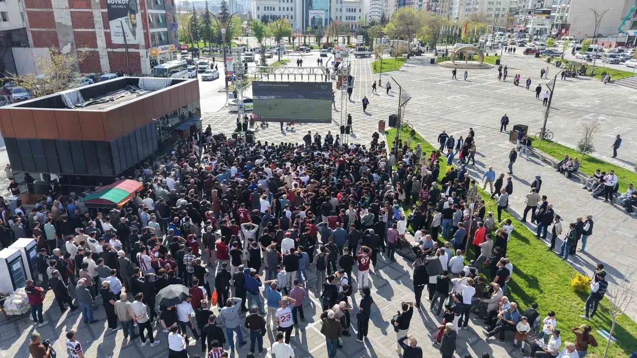 Elazığ’da şampiyonluk havası: Binler Cumhuriyet Meydanı’nda tek yürek oldu