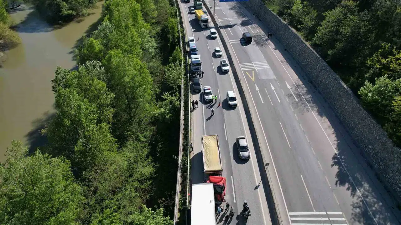 D-650 kara yolunda ulaşım durma noktasına geldi: İki tırın karıştığı kaza havadan görüntülendi