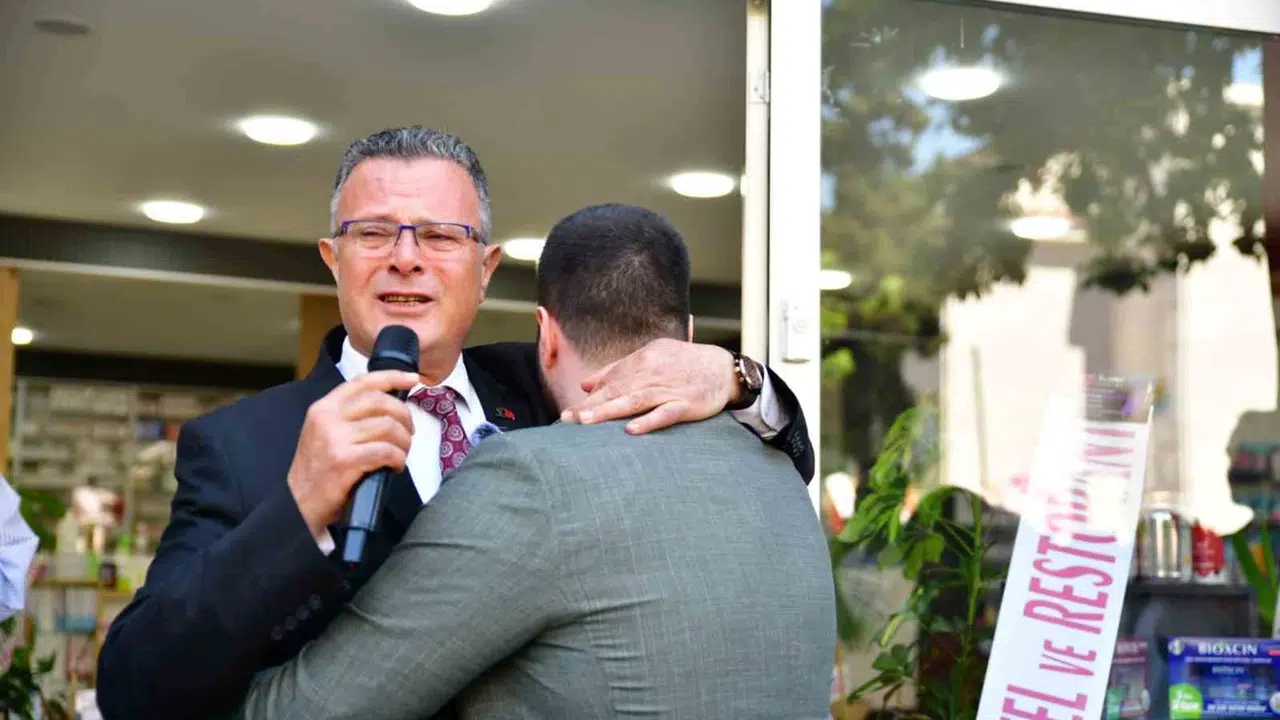 Alaşehir’de duygusal açılış: Başkan baba oğlunun başarısı karşısında gözyaşlarını tutamadı