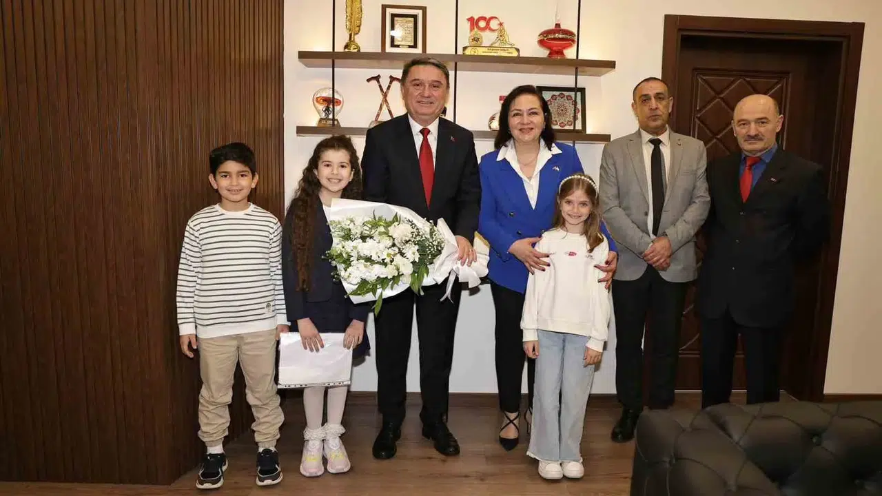 Zonguldak’ta 23 Nisan heyecanı: Minik başkan koltuğa oturdu, ilk talimatını verdi